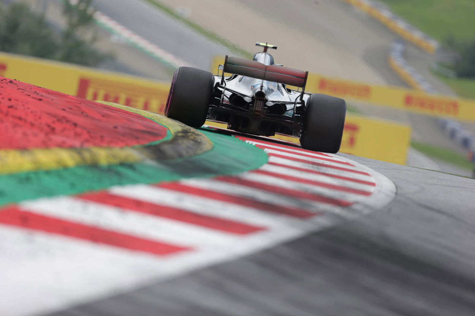 Bottas merebut tiang F1 Austria saat ketegangan berkobar di Red Bull