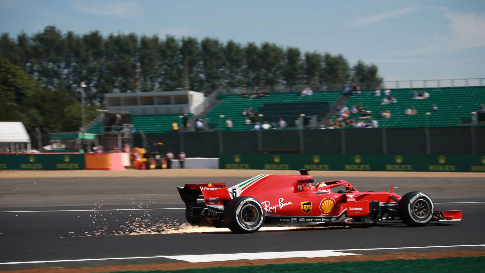 Vettel menempatkan Ferrari di puncak di FP2, Verstappen jatuh