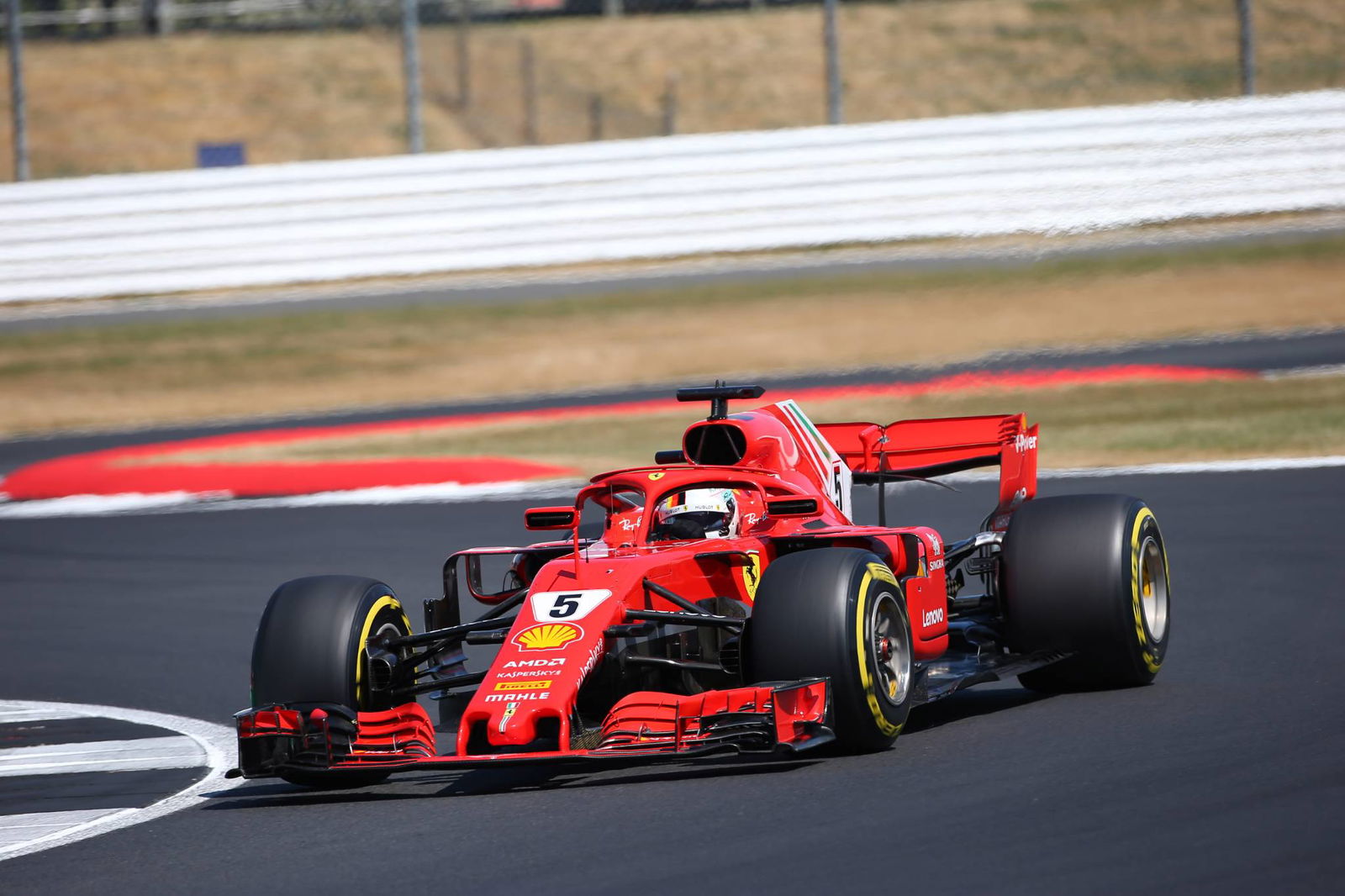 Vettel memenangkan thriller GP Inggris saat Hamilton pulih ke P2