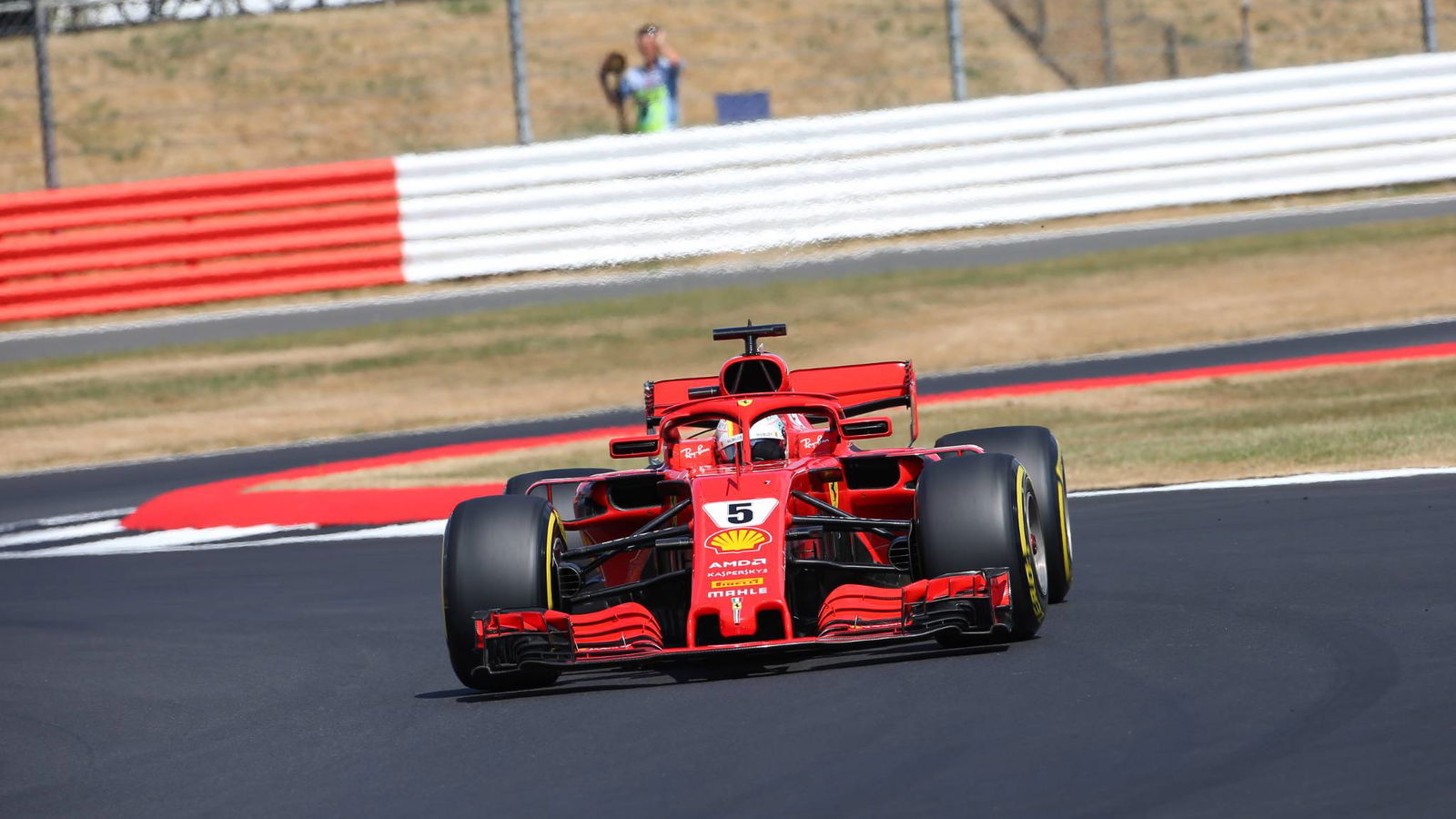 Vettel memenangkan thriller GP Inggris saat Hamilton pulih ke P2