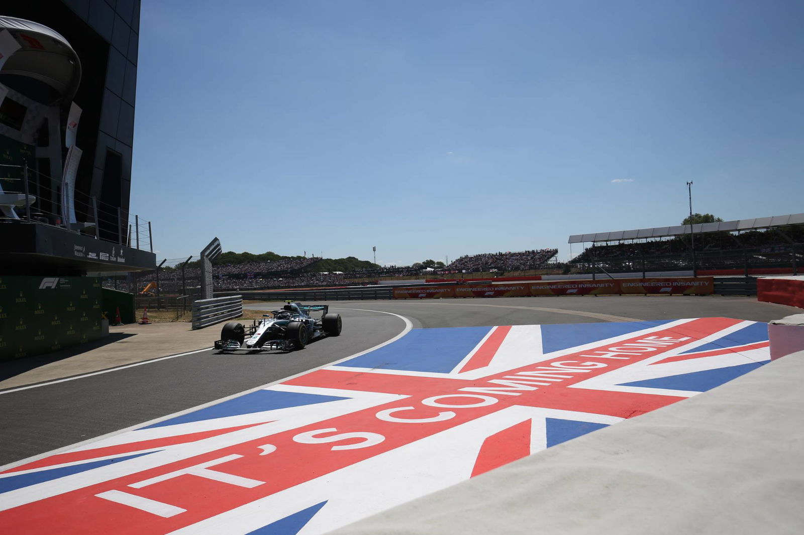Hamilton mempertanyakan 'taktik menarik' Ferrari