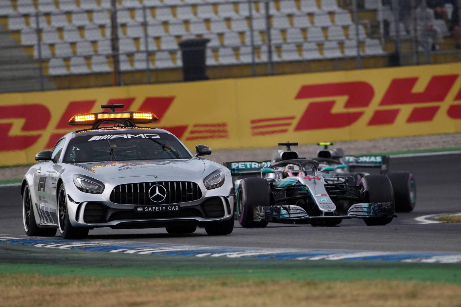 Hamilton menyerang dari urutan ke-14 untuk kemenangan GP Jerman, Vettel tersingkir