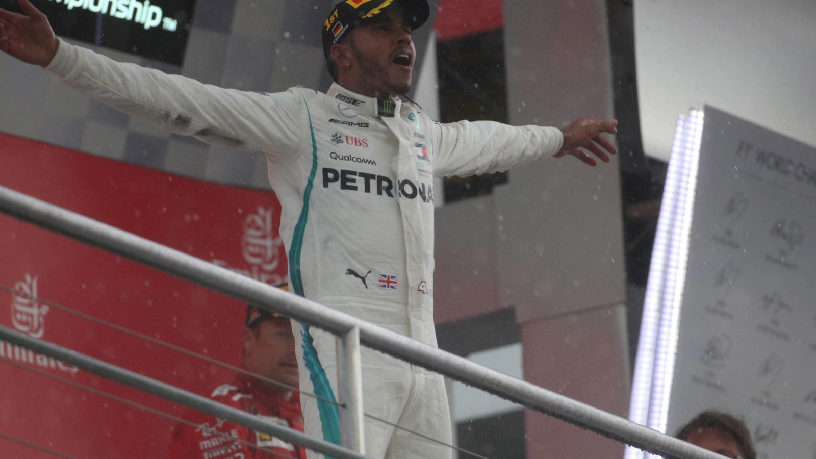 Hamilton menyerang dari urutan ke-14 untuk kemenangan GP Jerman, Vettel tersingkir