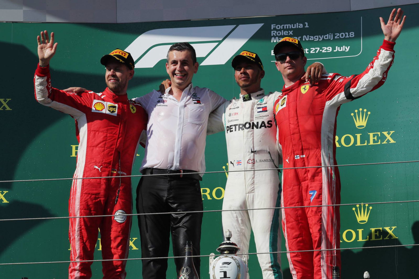 Bottas menyerahkan penalti waktu untuk tabrakan Ricciardo