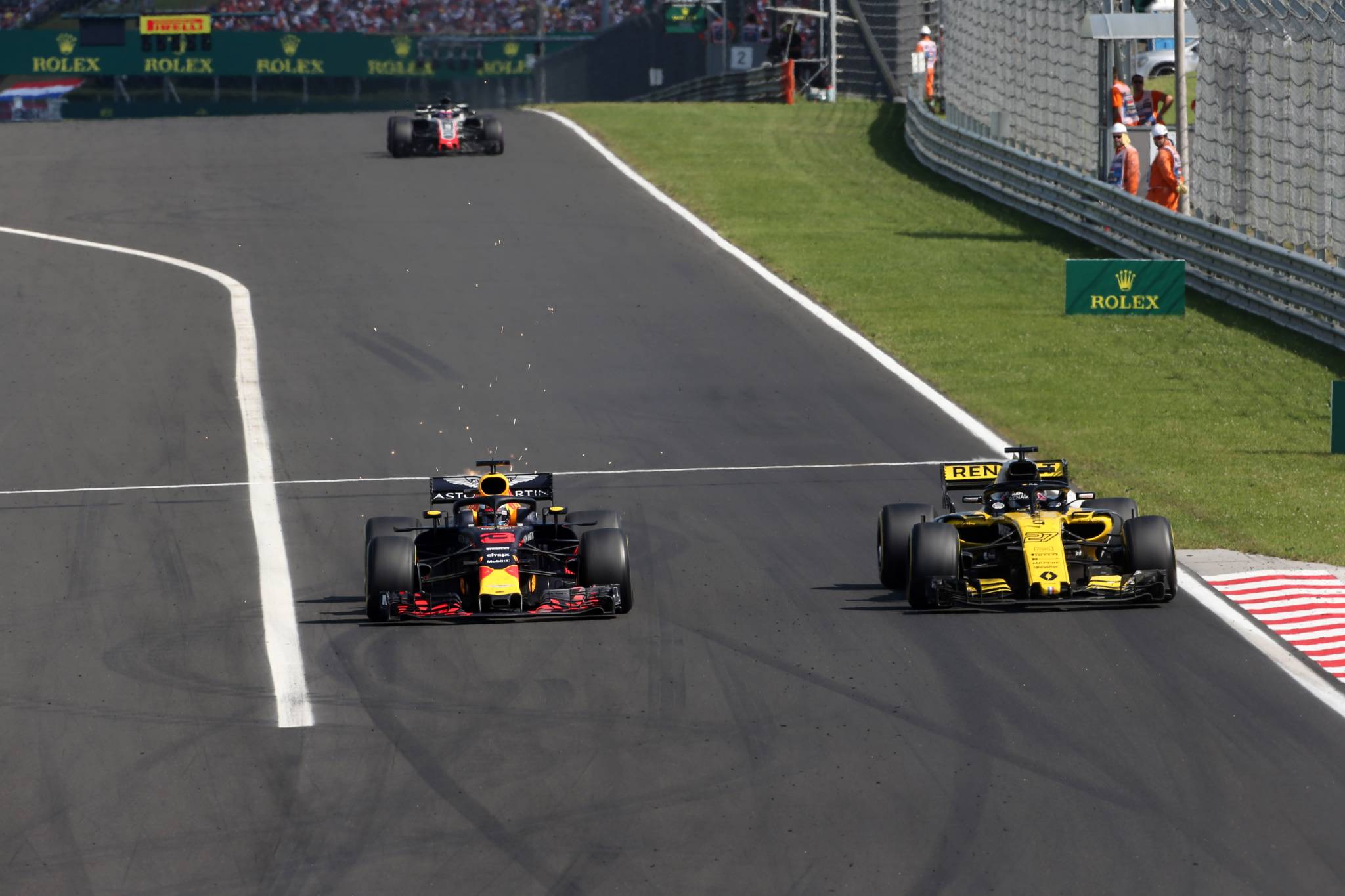 29.07.2018 - Race, Daniel Ricciardo (AUS) Red Bull Racing RB14 and Nico Hulkenberg (GER) Renault Sport F1 Team RS18 