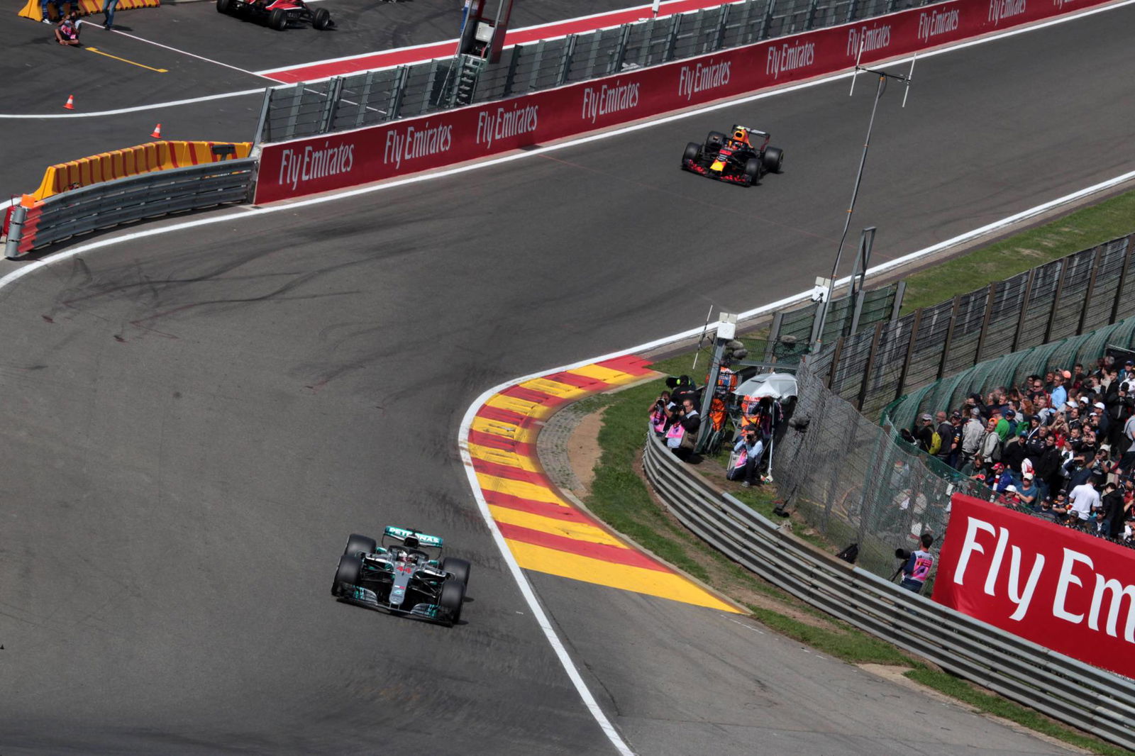 Vettel meraih kemenangan dominan di GP Belgia setelah memulai drama