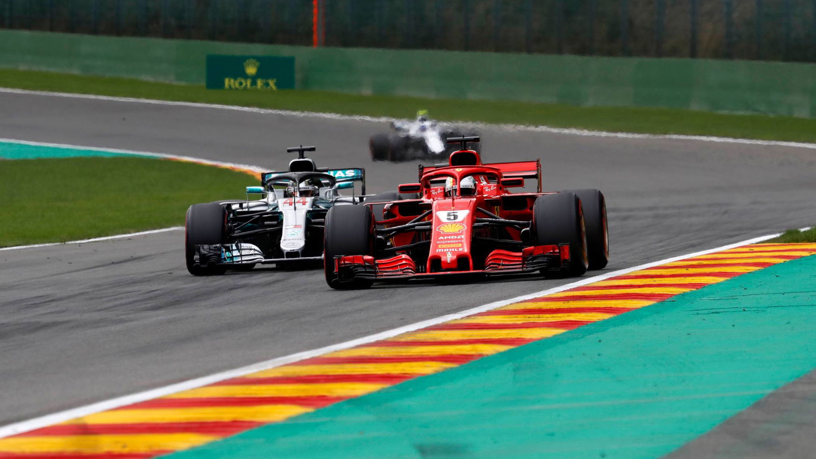 Hamilton mengklarifikasi komentar 'trik' Ferrari