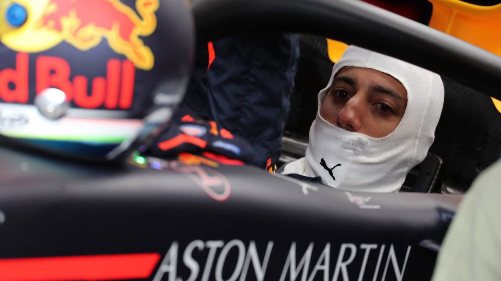 Ricciardo bersiap untuk turun grid Monza untuk mengambil mesin baru