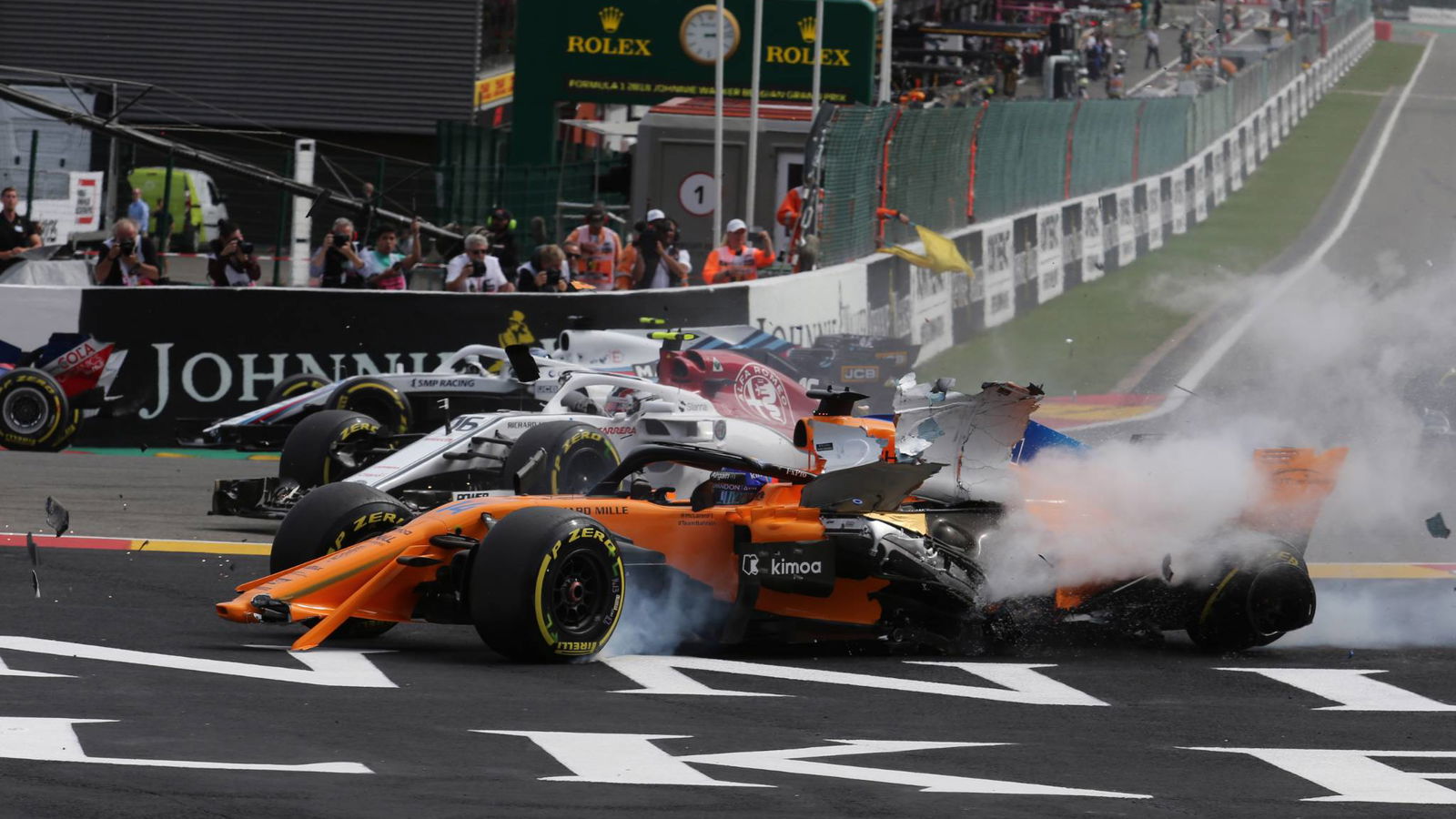 Alonso bingung dengan Hulkenberg yang mengemudikan mobil di GP Belgia mulai mengalami kecelakaan