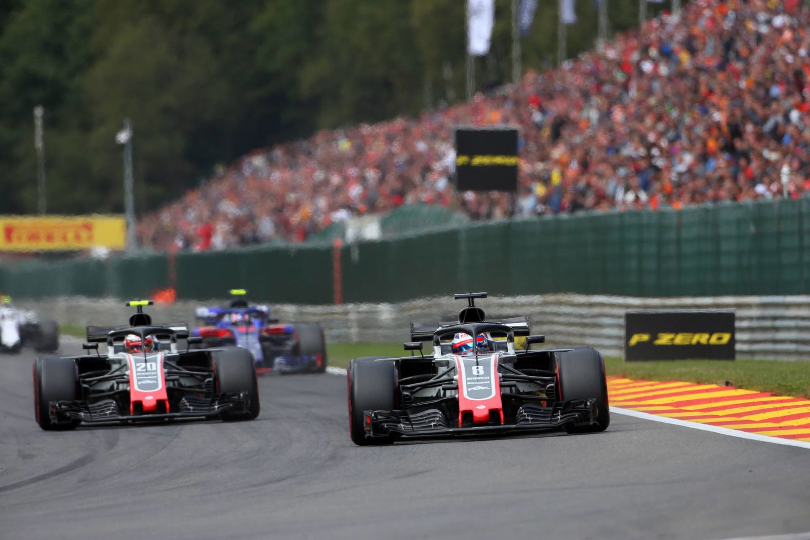 Hamilton mengklarifikasi komentar 'trik' Ferrari