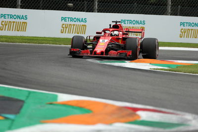 Vettel di atas saat Hamilton membagi Ferraris sebelum kualifikasi