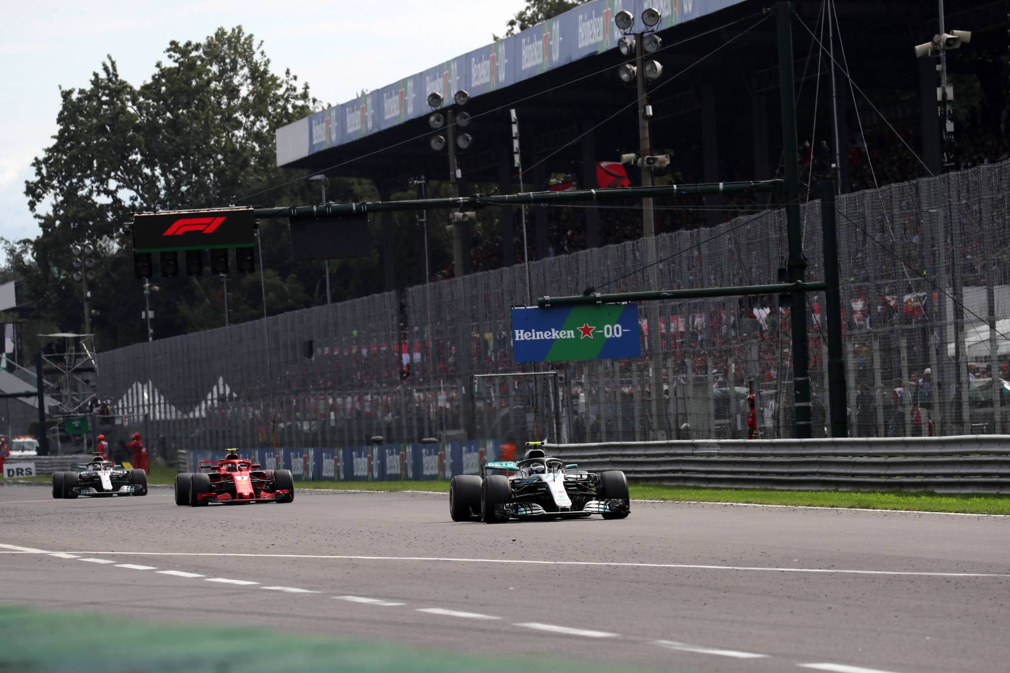 02.09.2018 - Race, Valtteri Bottas (FIN) Mercedes AMG F1 W09 leads Kimi Raikkonen (FIN) Scuderia Ferrari SF71H 
