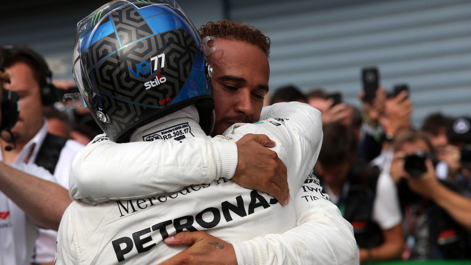 Mercedes 'untuk mendorong kembali' pesanan tim sampai diperlukan