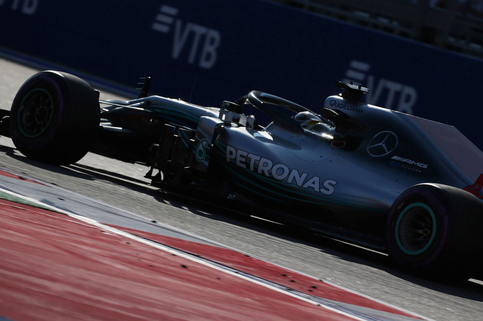 Hamilton memenangkan GP Rusia setelah pesanan tim Mercedes