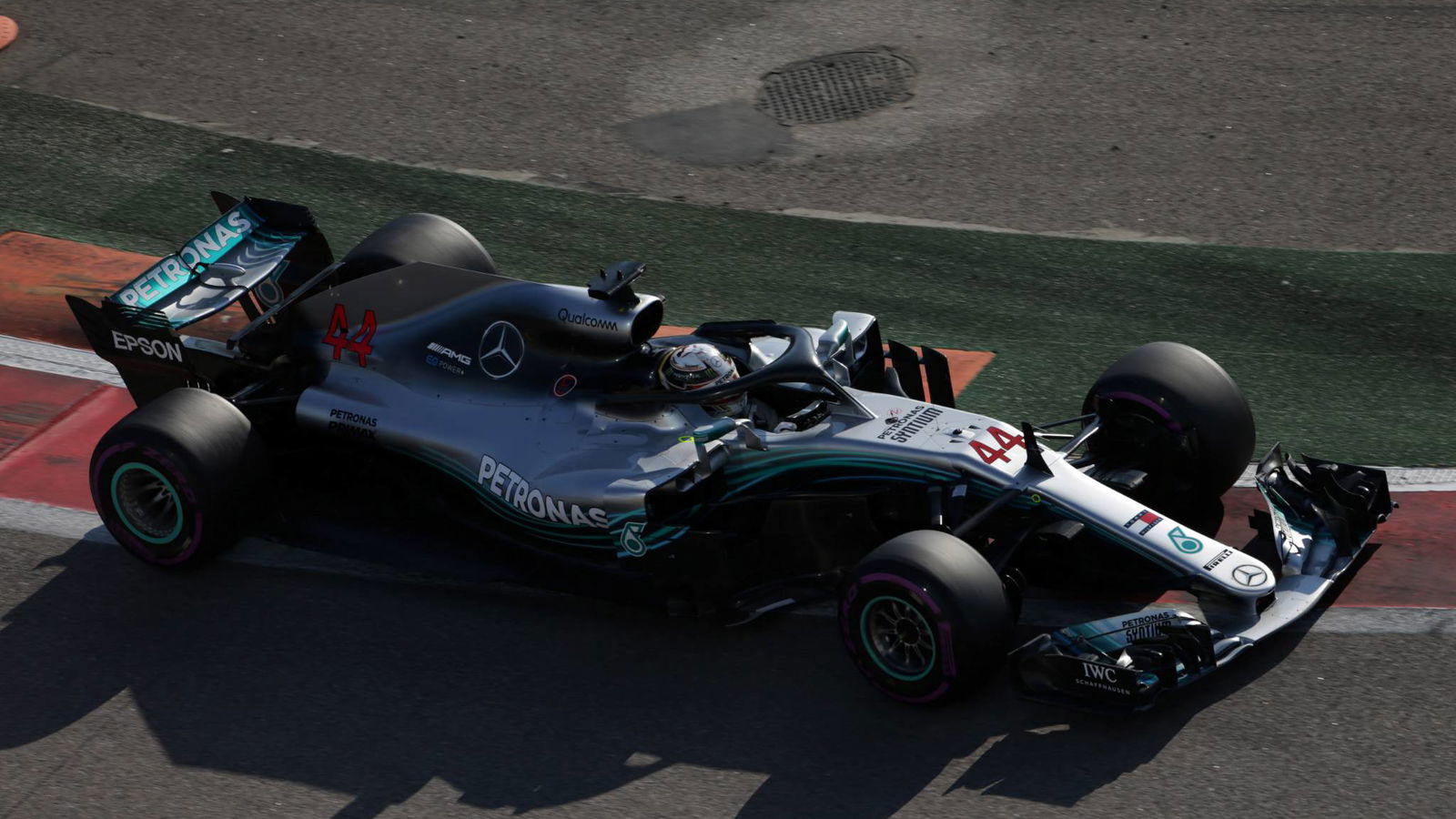 Hamilton memenangkan GP Rusia setelah pesanan tim Mercedes