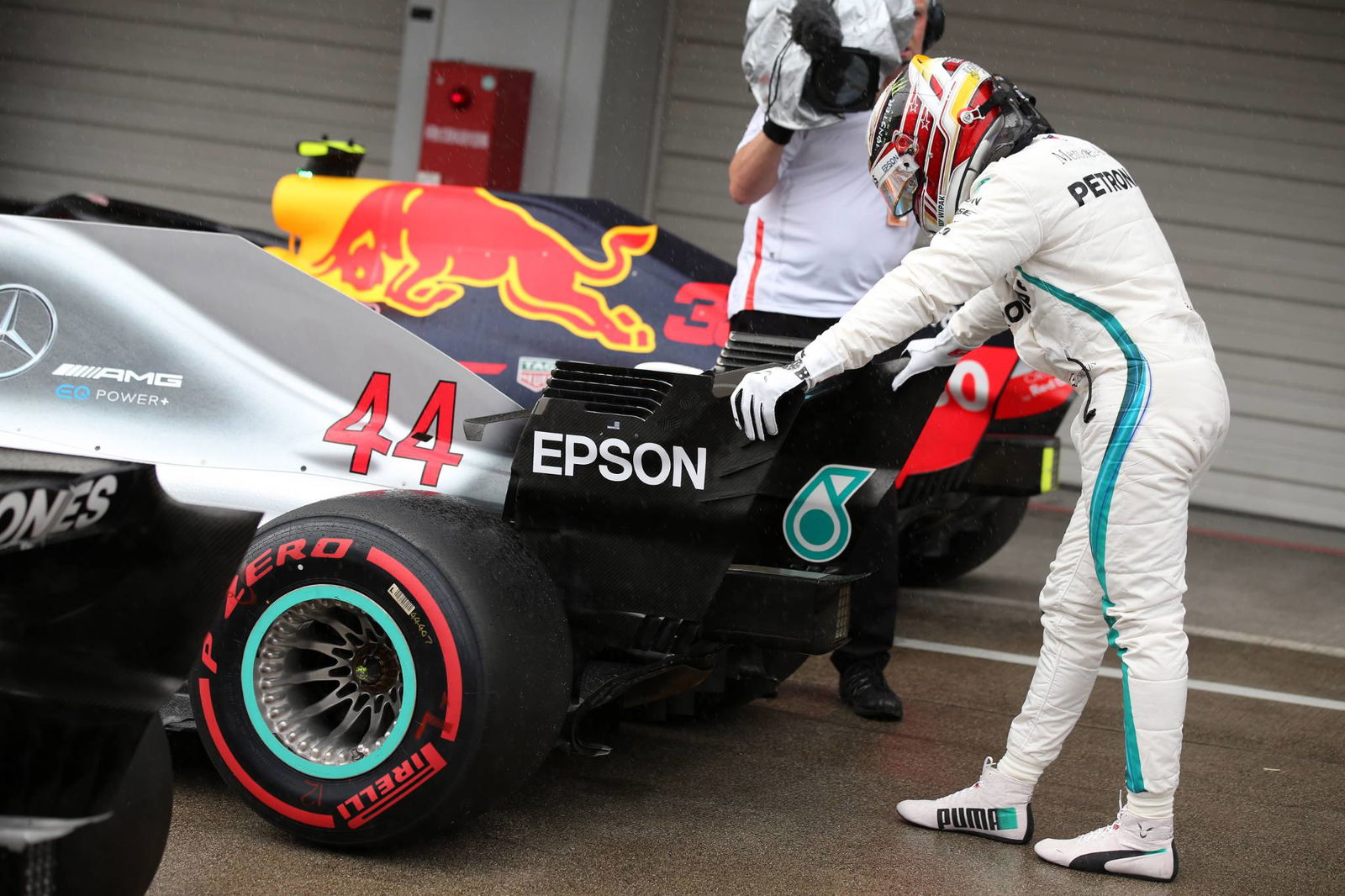 Hamilton wants Pirelli to end “ridiculous” one-stop F1 races
