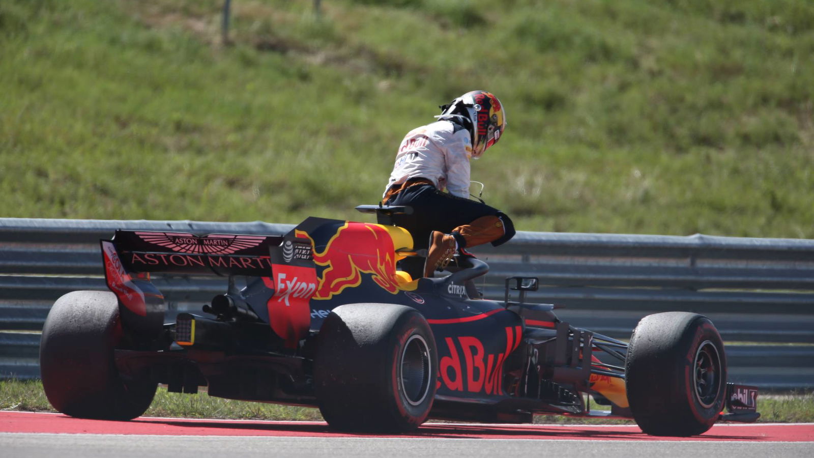 Horner: Ricciardo punched hole in wall after US GP retirement