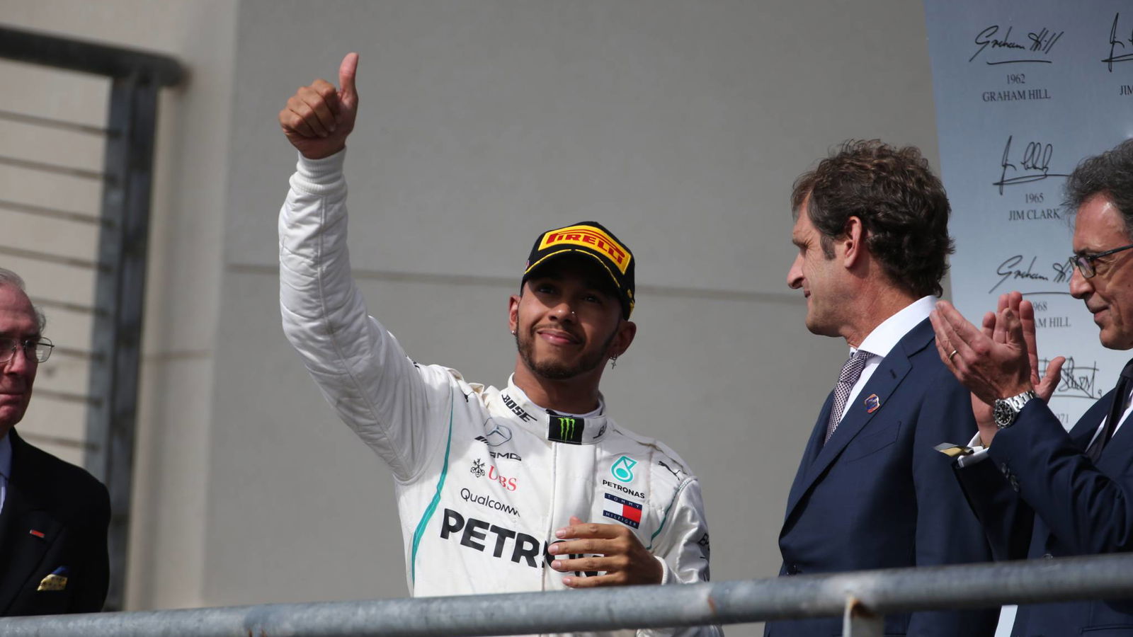 Hamilton: Mercedes akan 'menendang diri sendiri'
