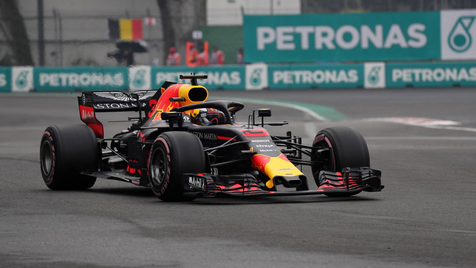 Ricciardo snatches Mexican GP pole from Verstappen