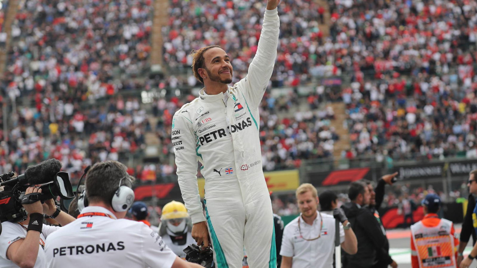 Hamilton reveals grandfather died days before title win