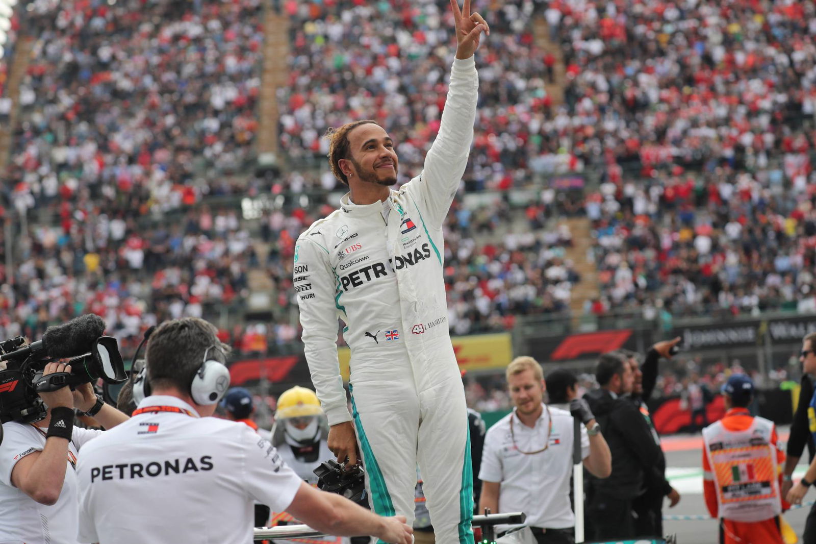 Horner hopes ‘dark cloud’ following Ricciardo lifts