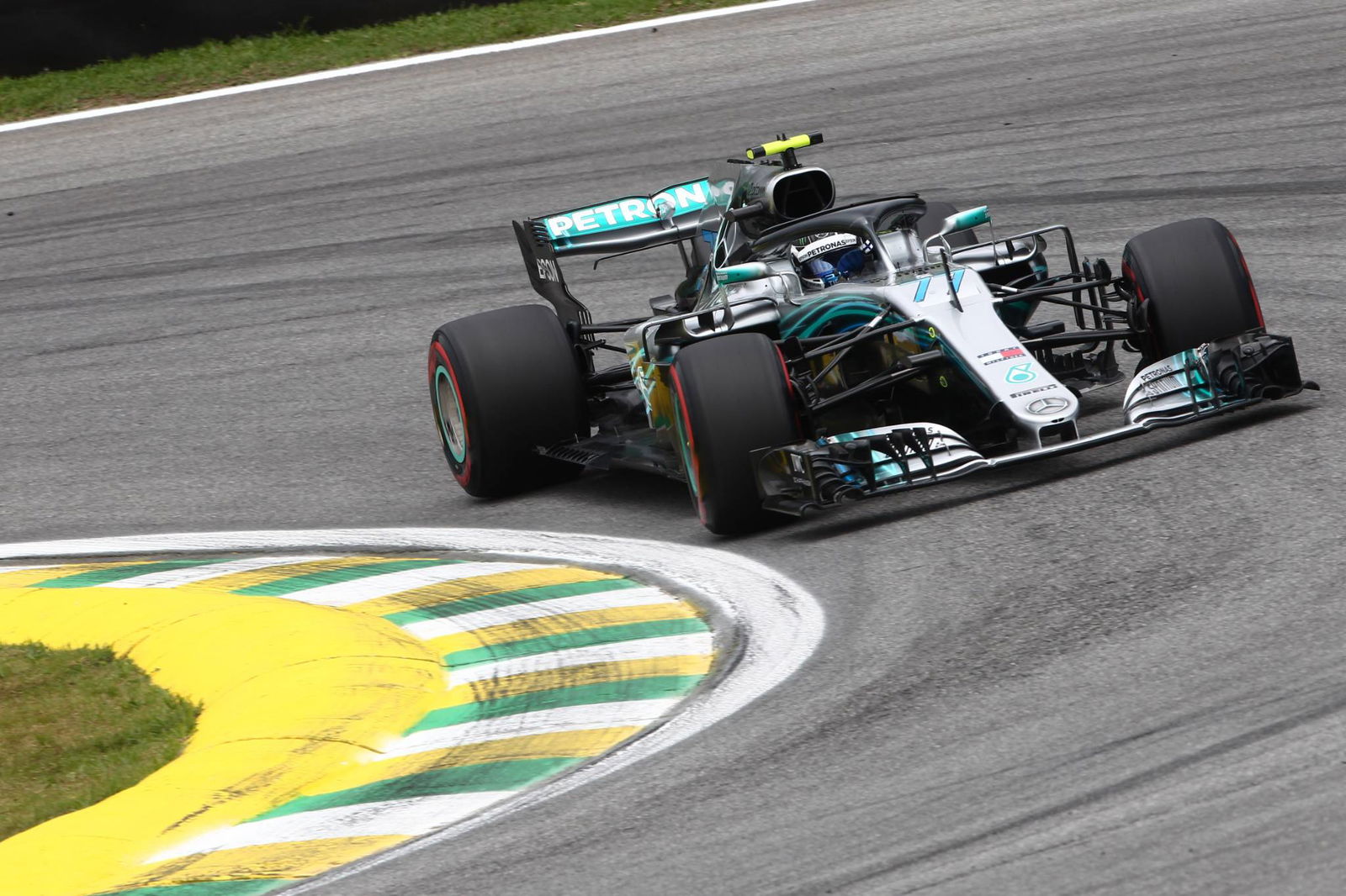 Hamilton accuses Sirotkin of ‘disrespectful move’ in Q2 near-miss