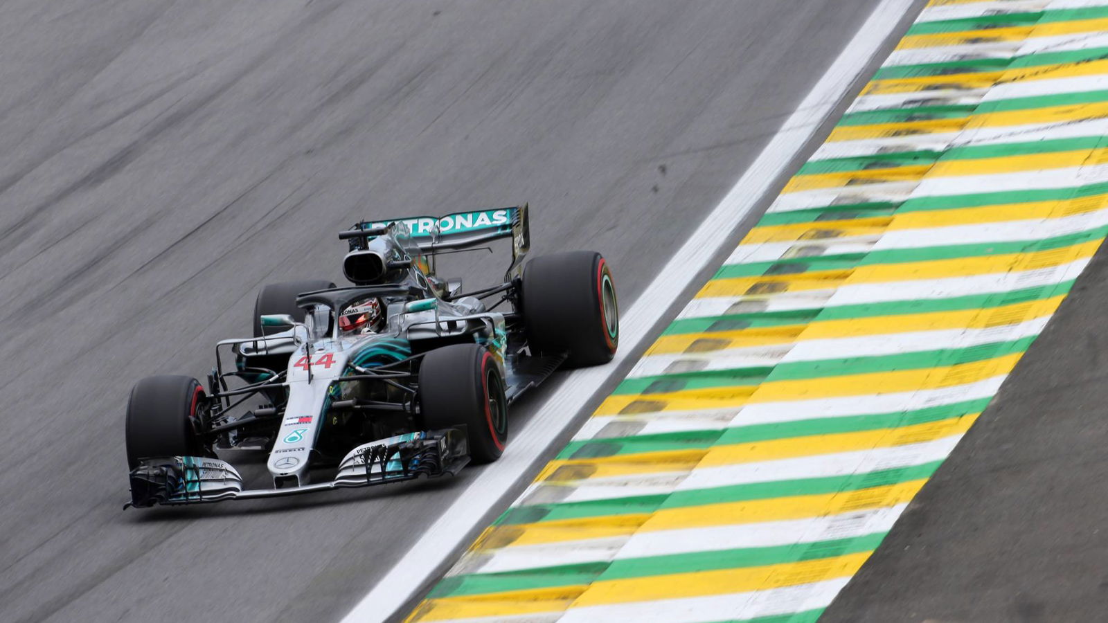 Hamilton menyegel pole position ke-10 di Brasil, Vettel sedang diselidiki