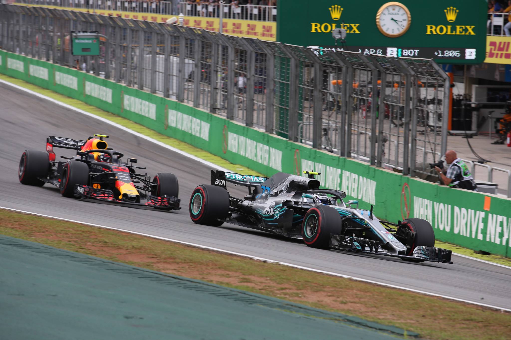 11.11.2018 - Race, Max Verstappen (NED) Red Bull Racing RB14 and Valtteri Bottas (FIN) Mercedes AMG F1 W09 
