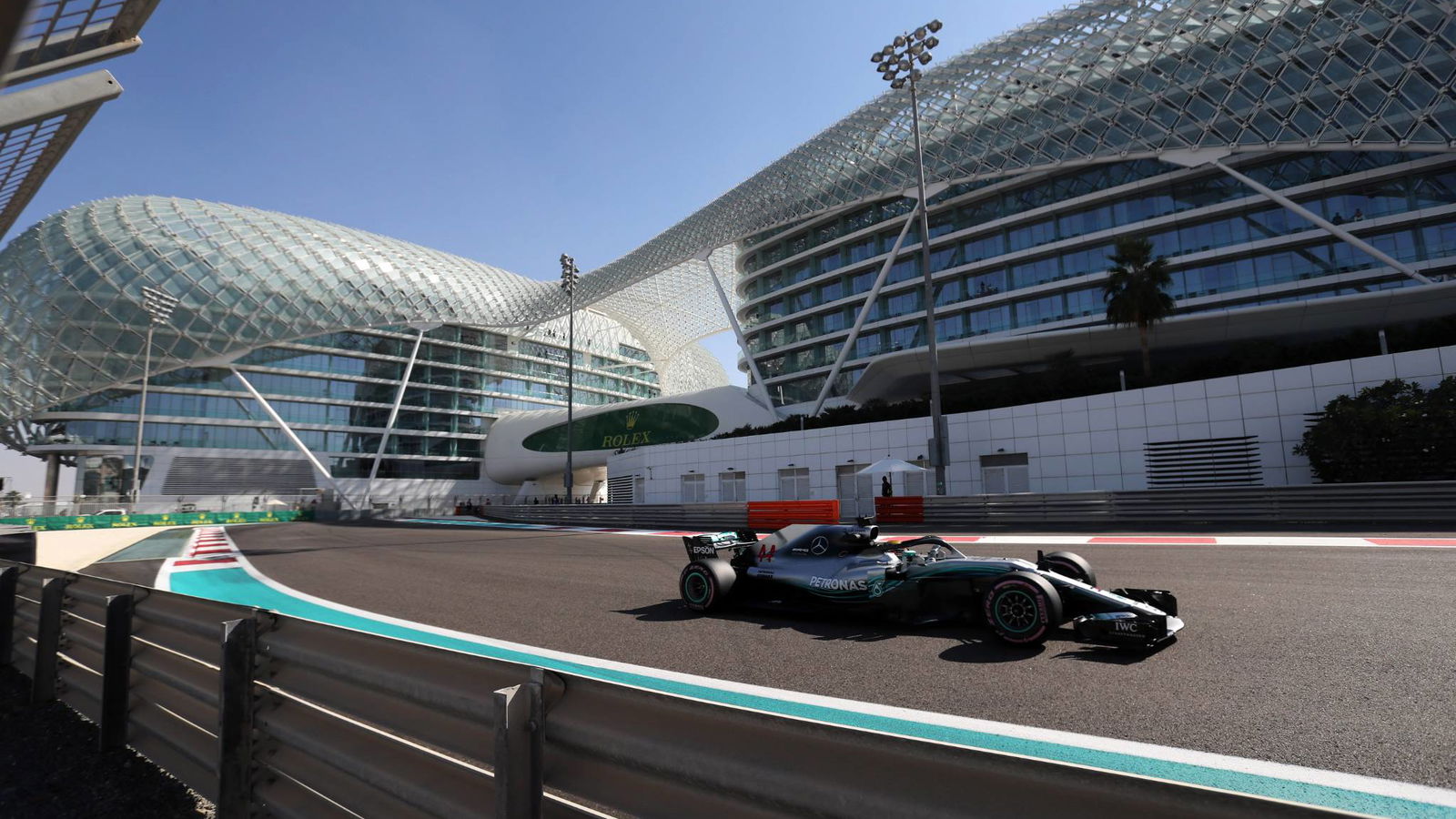 Hamilton mengakhiri latihan Abu Dhabi tercepat saat Ricciardo mengalami masalah