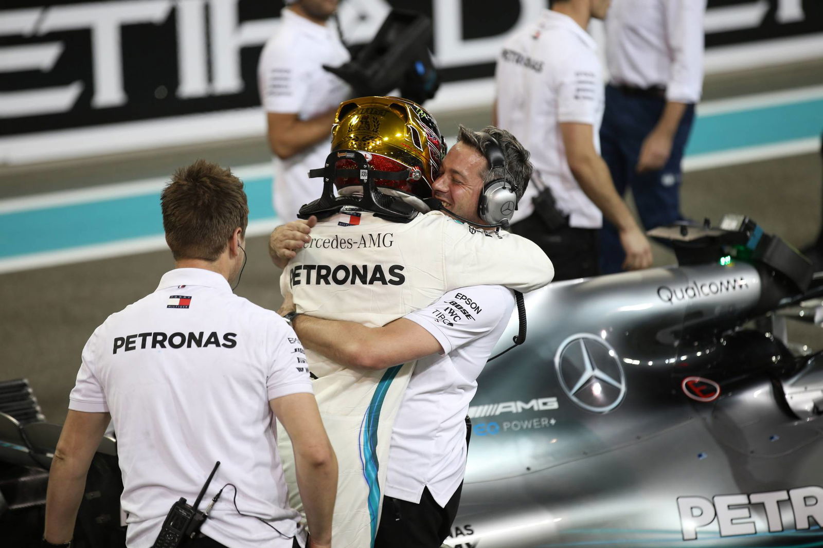 Hamilton merebut tiang Abu Dhabi, Mercedes mengunci barisan depan