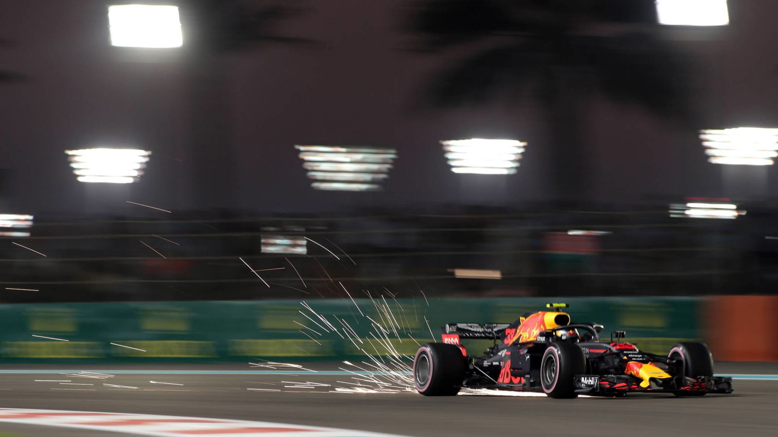 Verstappen melampiaskan kemarahan di Red Bull karena ban terlalu panas