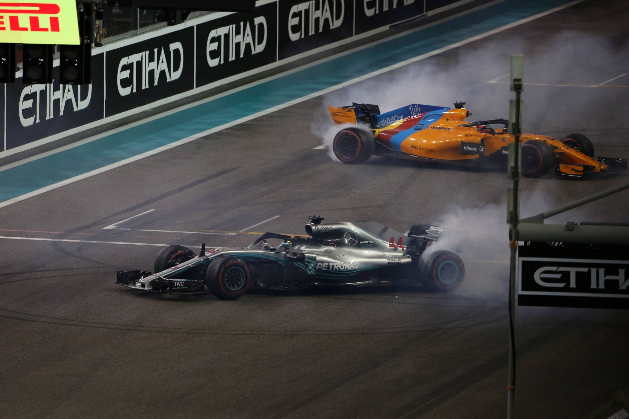25.11.2018 - Race, Lewis Hamilton (GBR) Mercedes AMG F1 W09 and Fernando Alonso (ESP) McLaren MCL33