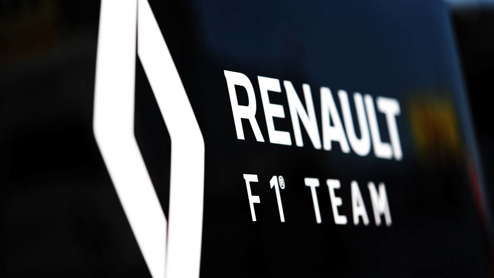 Truk tim Renault F1 terlibat dalam kecelakaan dalam perjalanan ke GP Hongaria