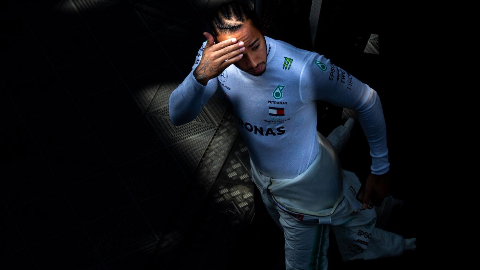 Hamilton bans sixth F1 title talk