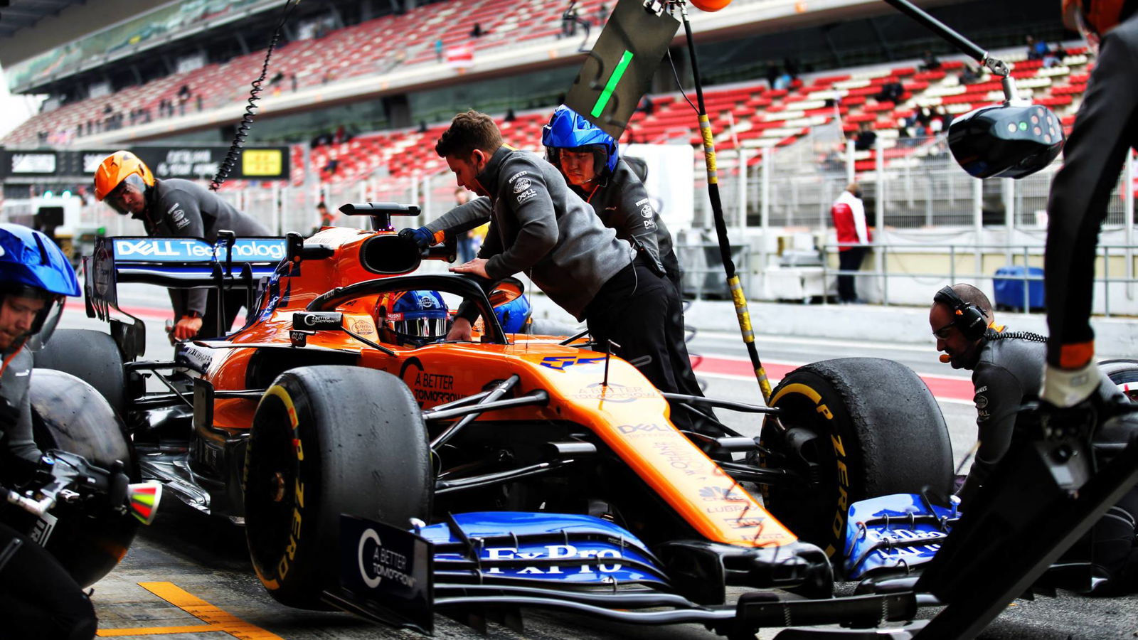 Tiga anggota tim F1 McLaren dirawat setelah kebakaran garasi