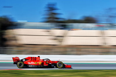 Vettel menurunkan kecepatan untuk Ferrari pada pagi terakhir pengujian F1