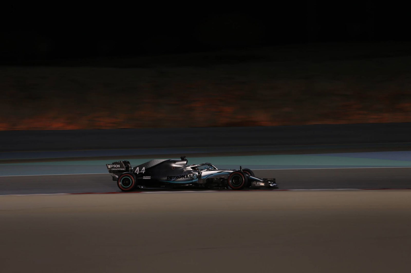 Leclerc mengklaim tiang F1 perdananya di lockout baris depan Ferrari