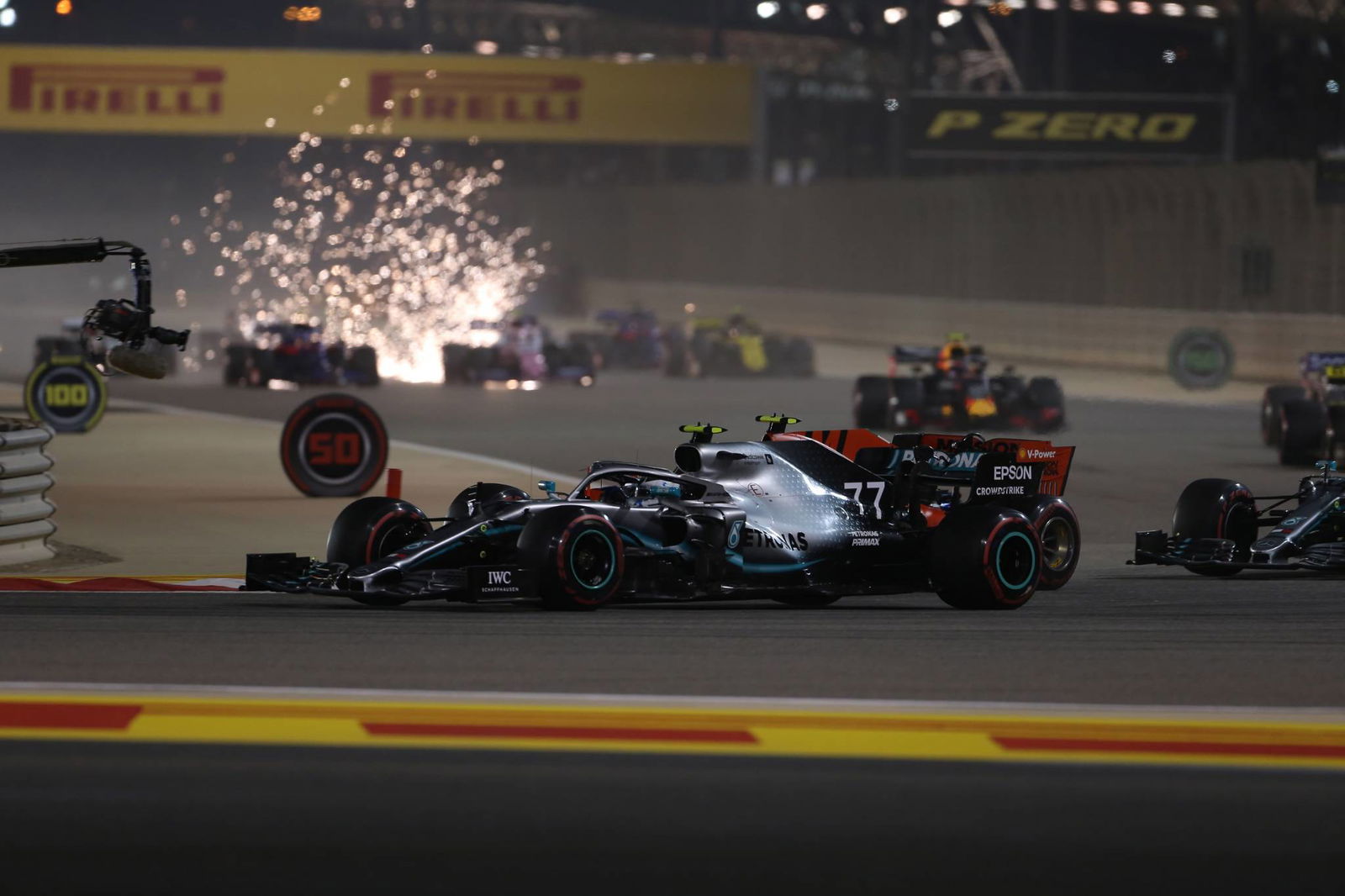 Hamilton menyapu kemenangan saat Leclerc mengalami pukulan mesin