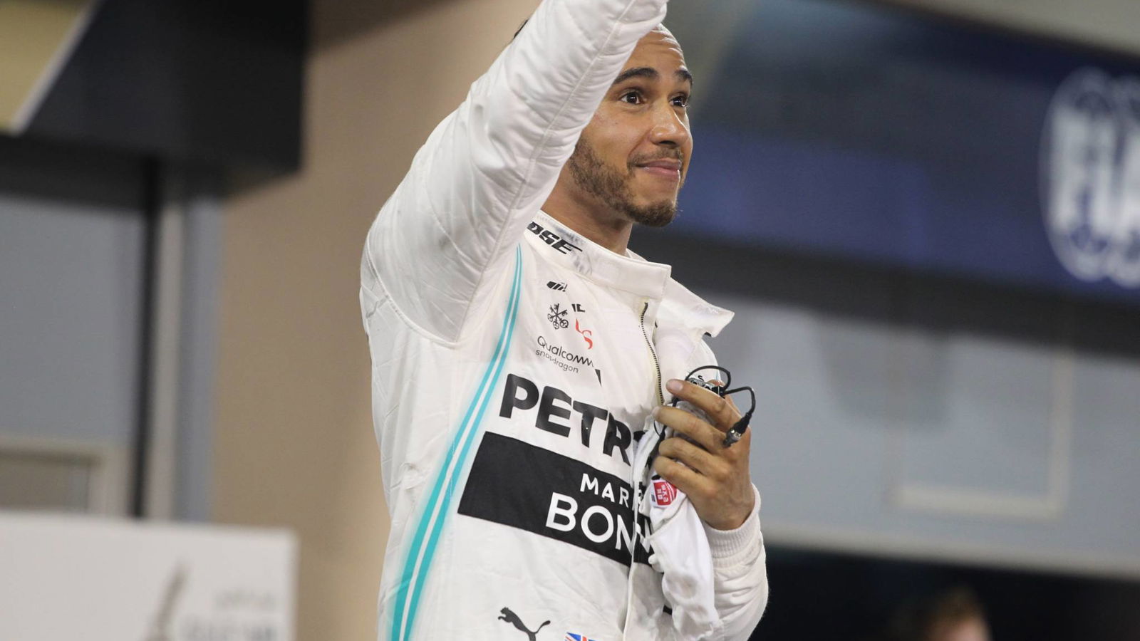 Hamilton menyapu kemenangan saat Leclerc mengalami pukulan mesin