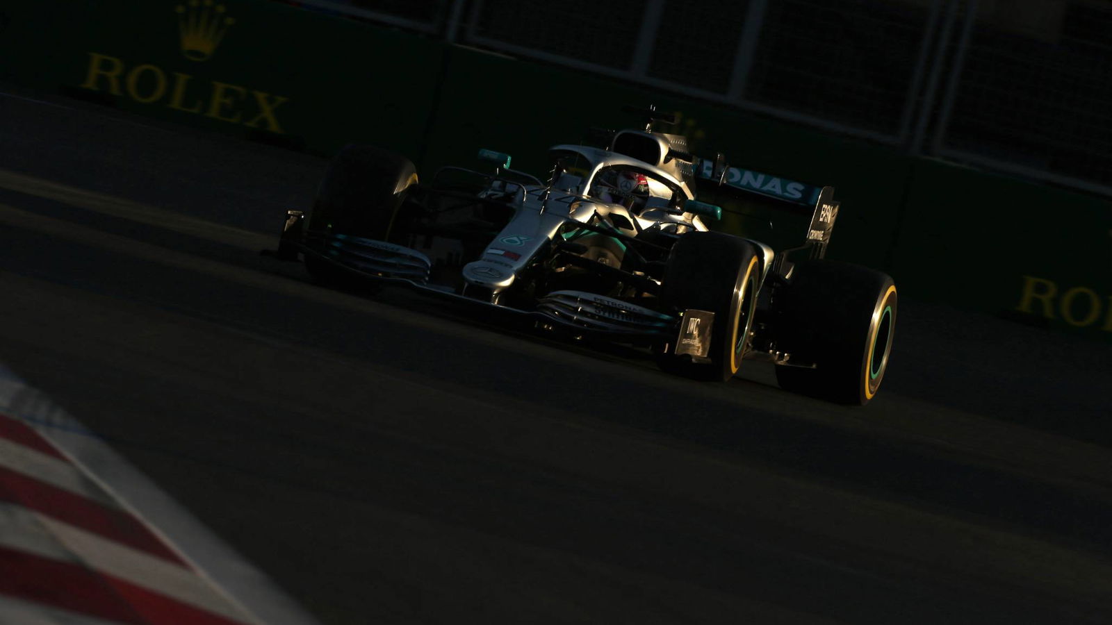 Ferrari 'sedikit di depan' dari Mercedes di Baku - Hamilton