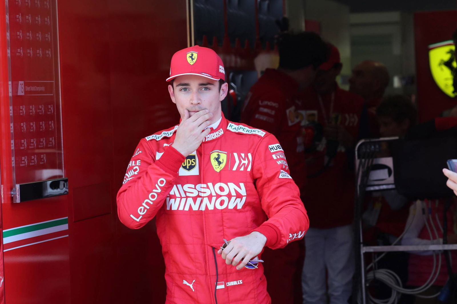 Leclerc menyelesaikan latihan menyapu untuk Ferrari di Baku FP3