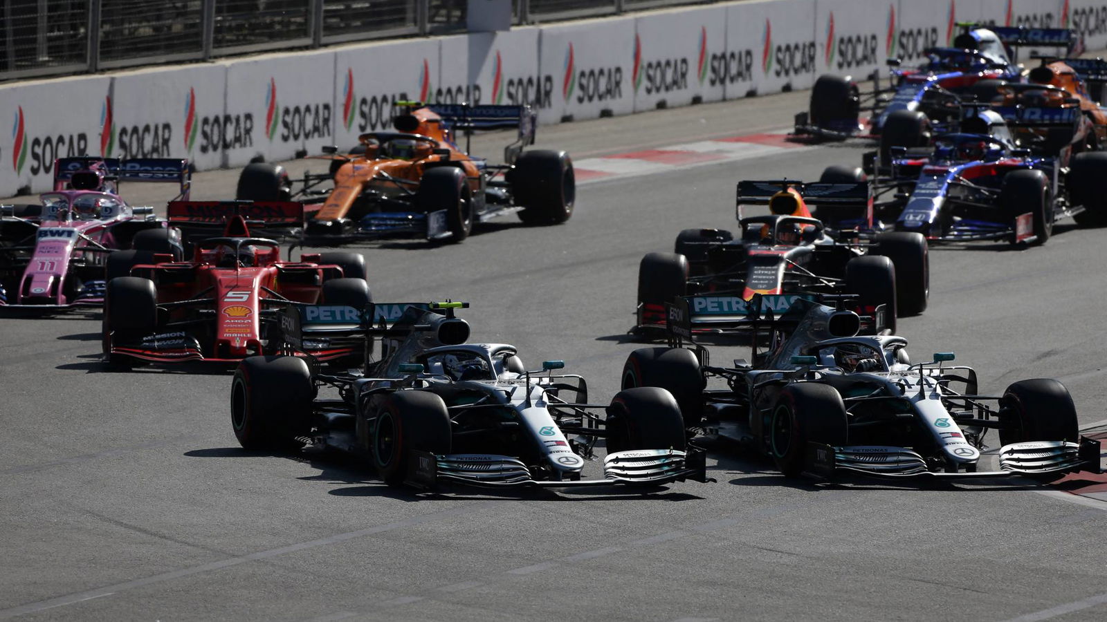Hamilton: Saya terlalu bersahabat dengan Bottas di tikungan pertama