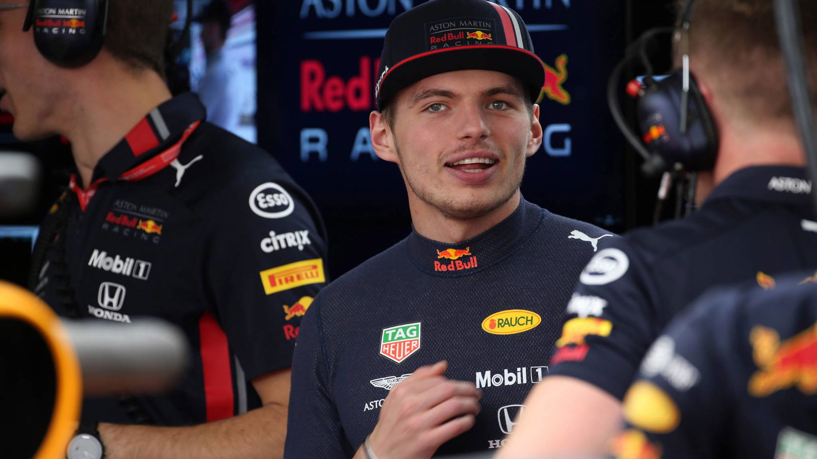 Verstappen mengganti unit daya setelah kebocoran oli