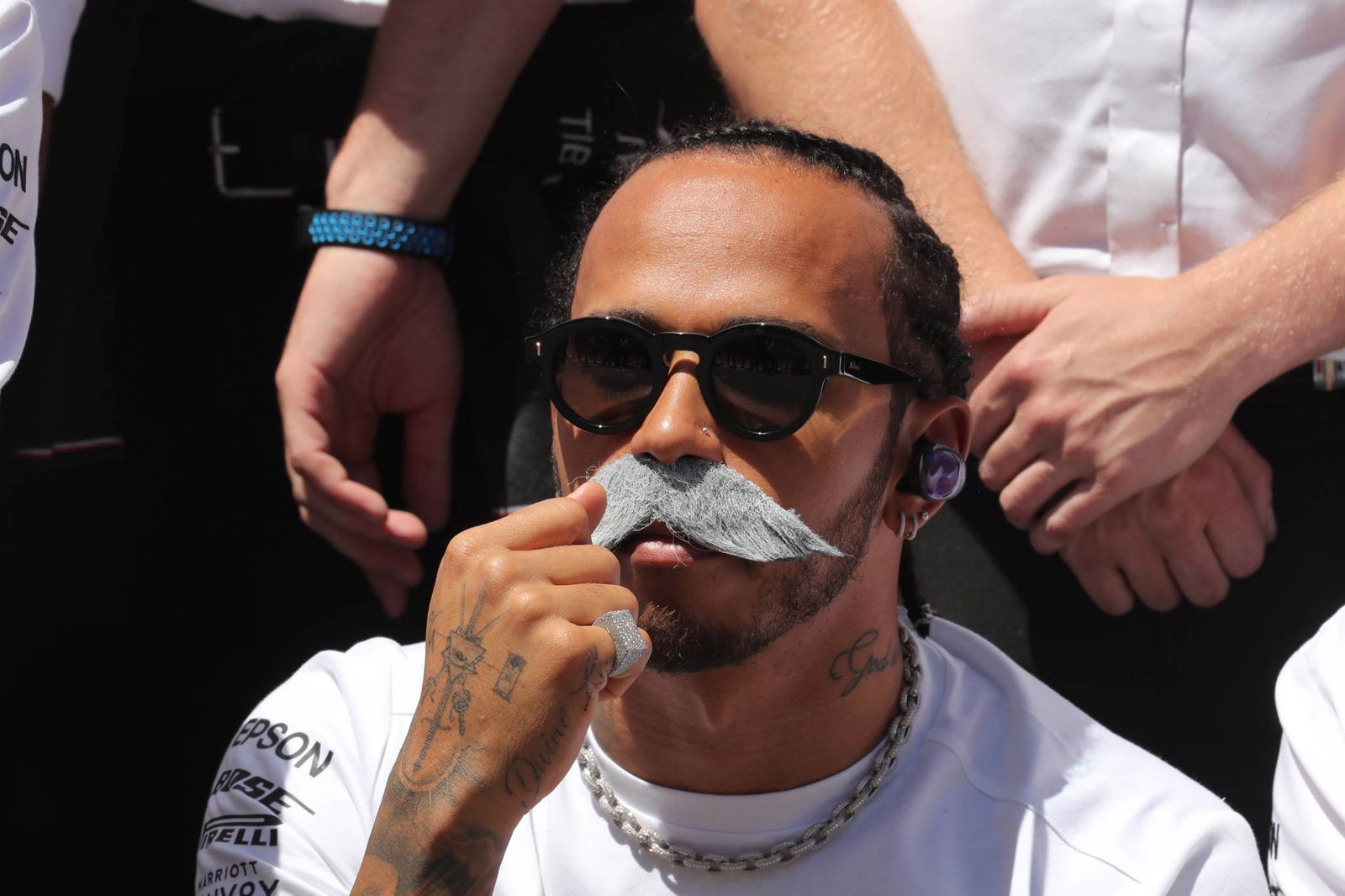 Hamilton mengibarkan bendera untuk kemenangan GP Spanyol