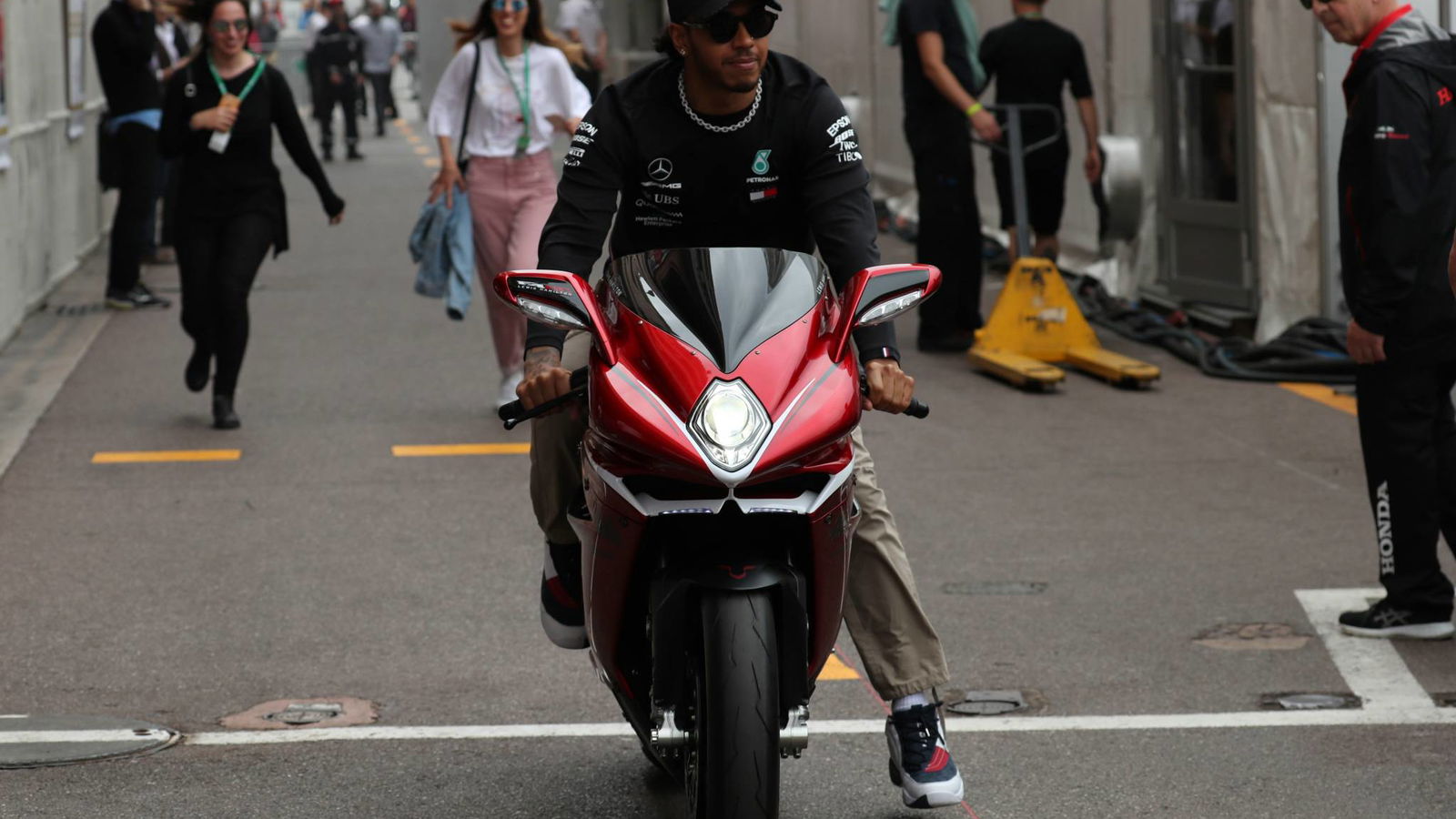 Hamilton dibebaskan dari konferensi pers FIA di Monaco