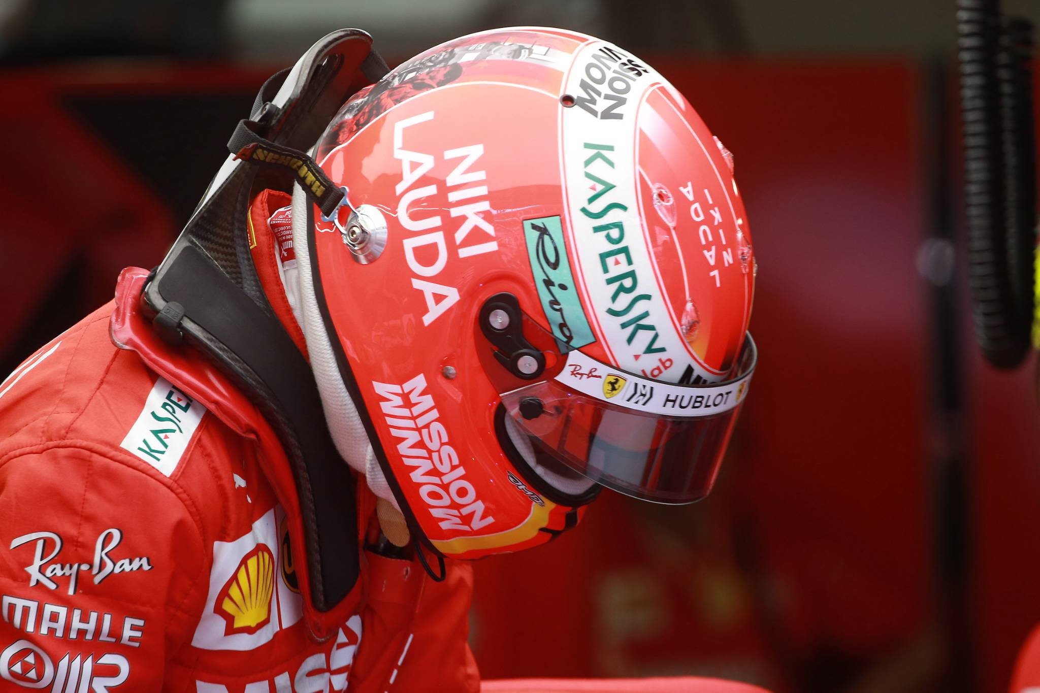 Гонщики ф1. F1 2019 Niki Lauda Helmet. Феттель колесо. Феттель колеса Мем. Vettel thumb up.