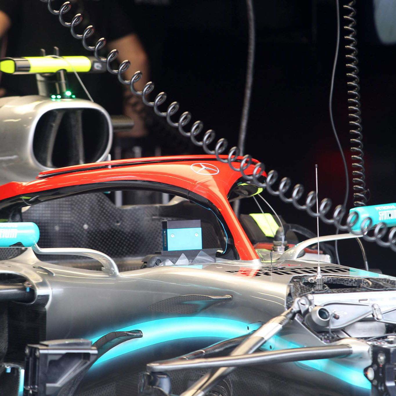 F1 menegaskan keheningan menit, cap merah tribute untuk Lauda