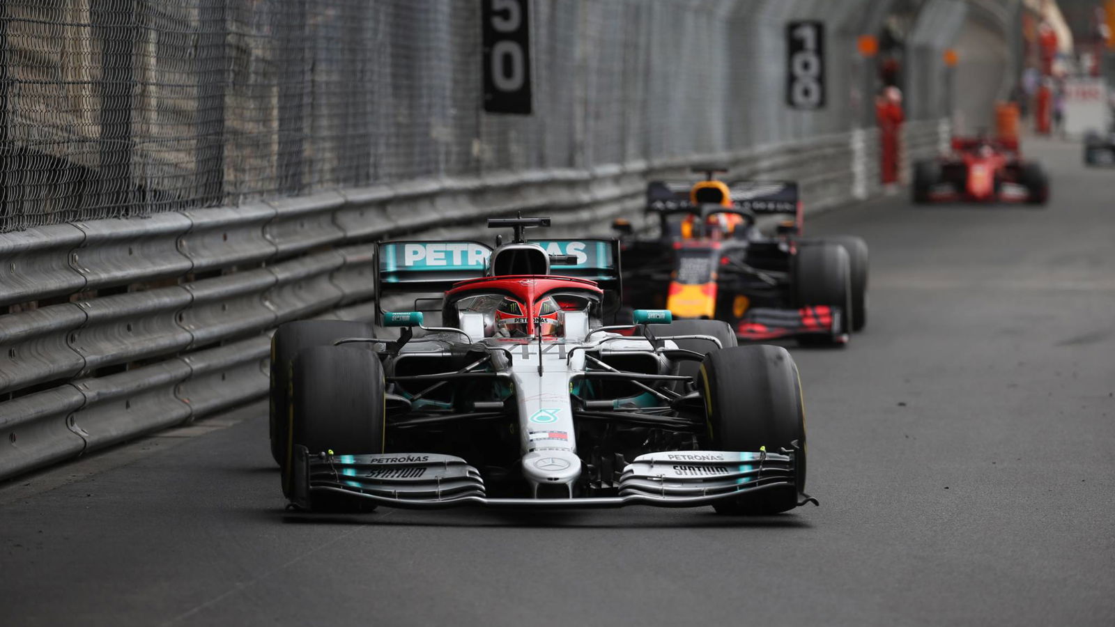 Penalti waktu 'memburu' Verstappen untuk mendorong Hamilton