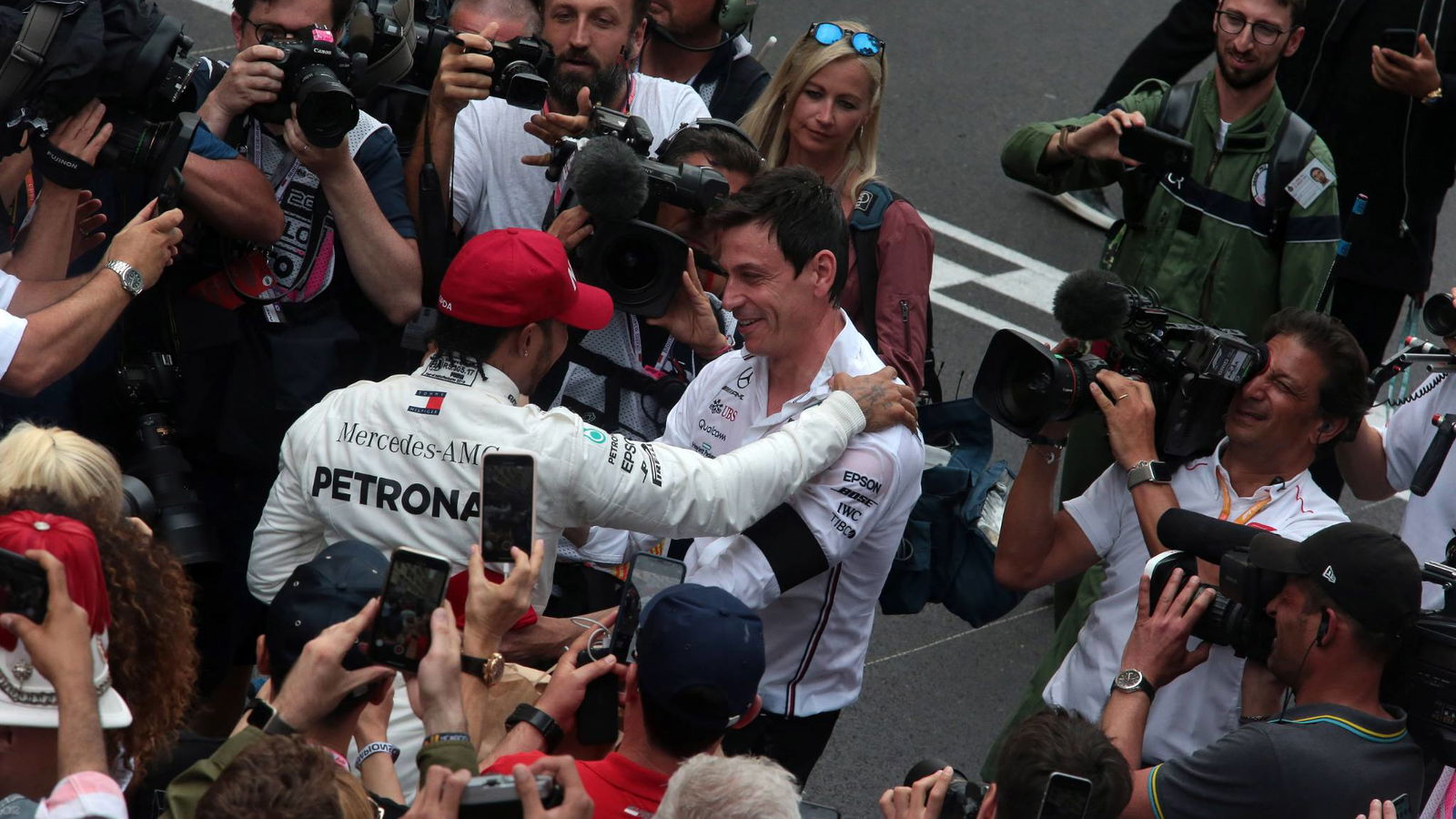 Hamilton menyelamatkan Mercedes dari kekalahan - Wolff