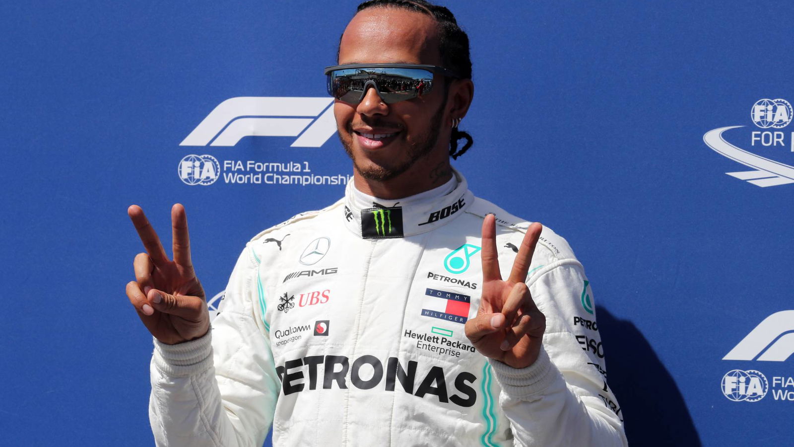 Hamilton memanfaatkan momennya untuk memimpin di depan Bottas untuk memimpin
